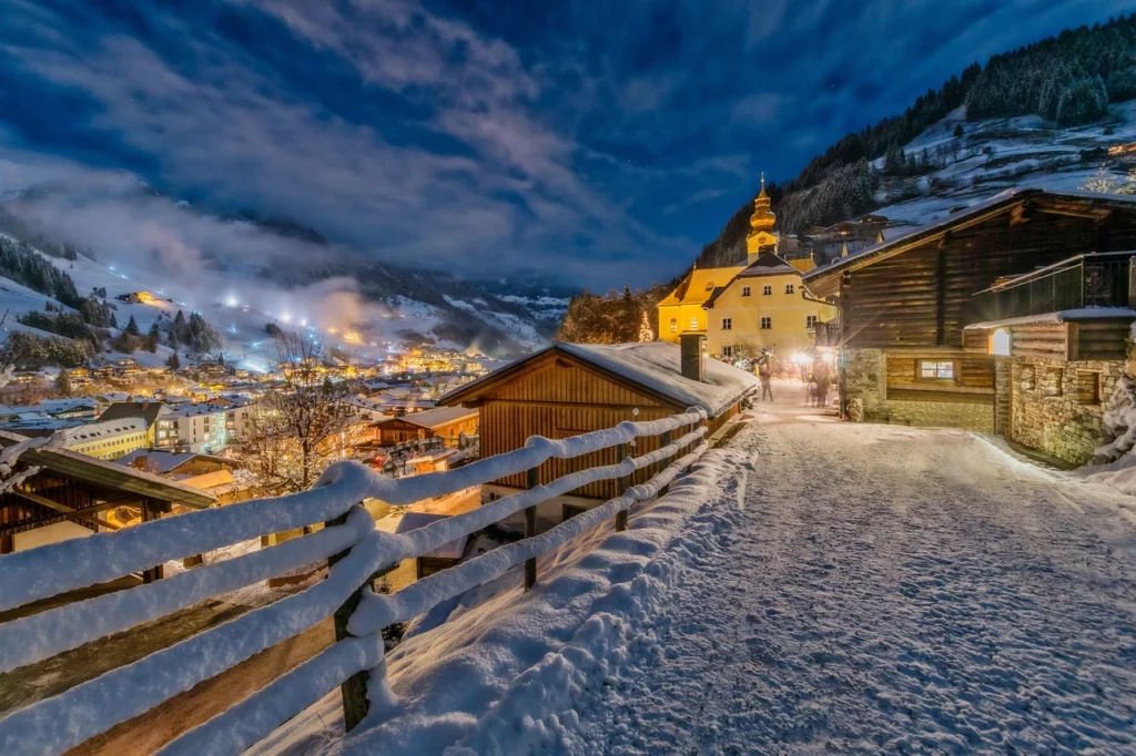 Paesaggio serale cittadina di montagna con neve