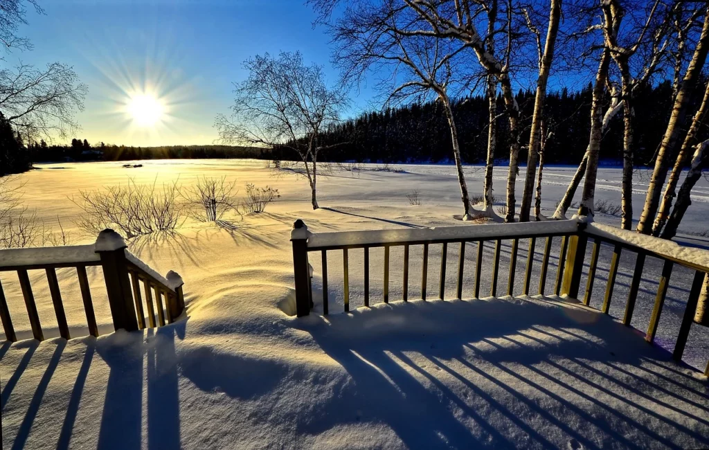 Paesaggio alba neve su ringhiera