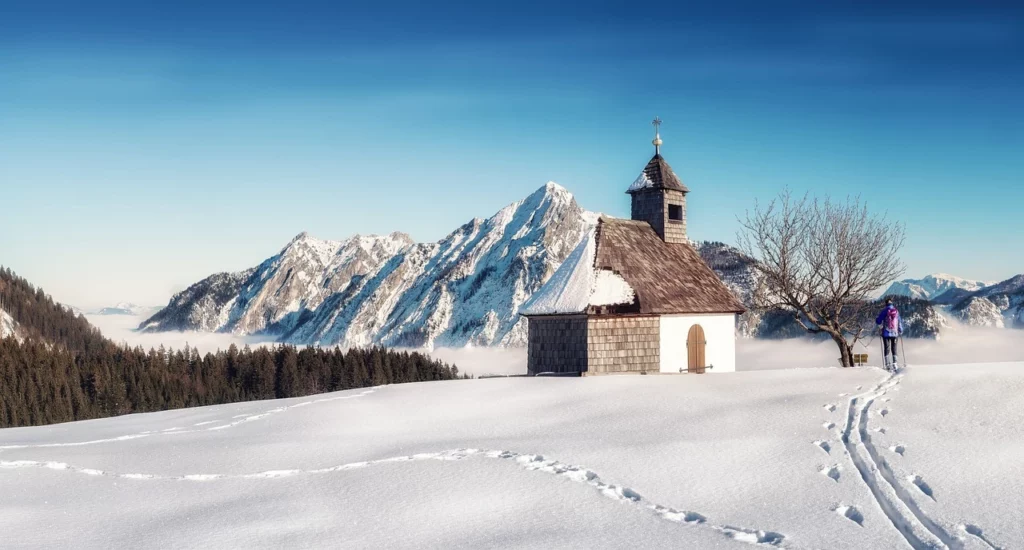 Chiesa montagna neve