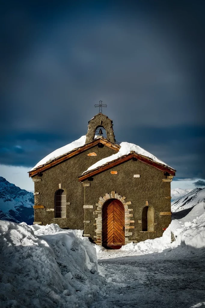 Immagine chiesa con la neve