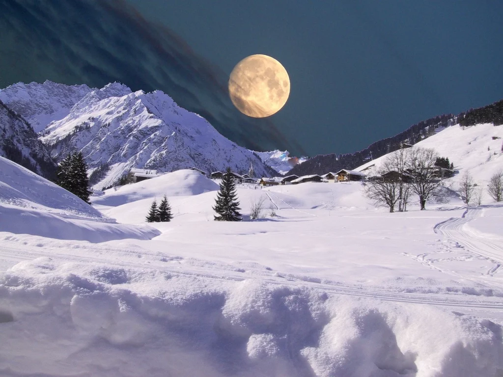 Paesaggio notturno con neve sotto la luna