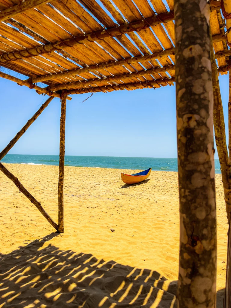 Spiaggia sabbia con barca